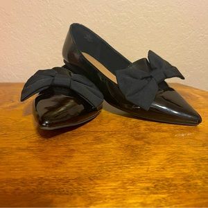 CUTE ALERT!!! Black patent leather flats with a bow!
